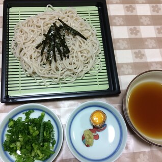 ネギと鶉卵でおいしさアップ！ざる蕎麦